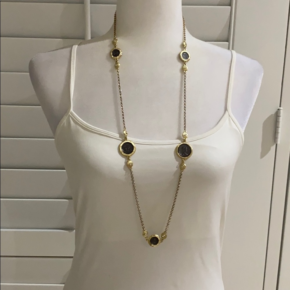 A fun Fashion necklace in gold and coins!
